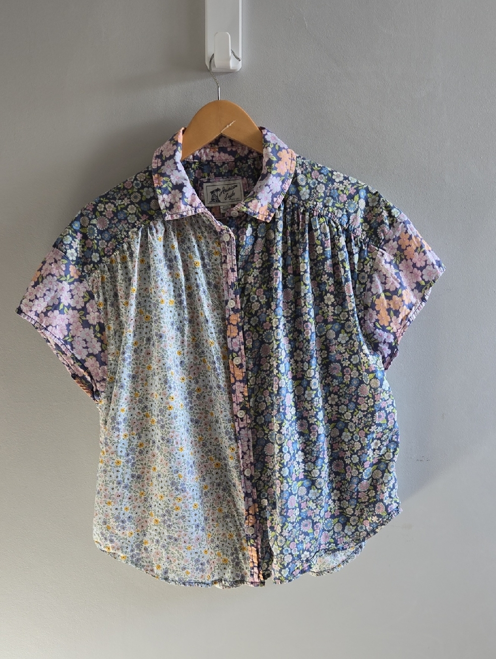 Floral American Eagle Short Sleeved Button Down Shirt Size Small